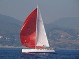 Voile rouge spi ou spinnaker Voilier en navigation sous voile Méditerranée