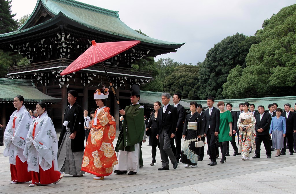 巫女 Miko jeune femme sanctuaire shintoïste Tokyo 東京 Japon Parc Yoyogi kōen 代々木公園