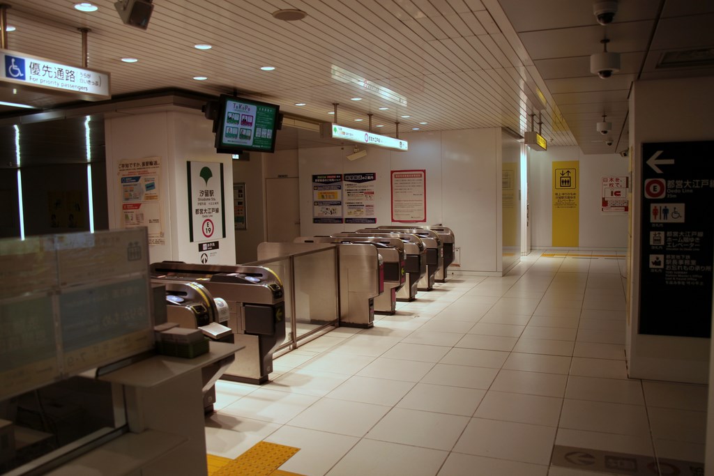 Tokyo subway 東京の地下鉄 rapid transit system passengers Japan