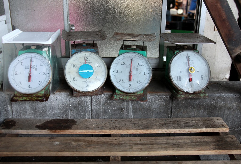 築地市場 Balance pese poisson marche Tsukiji Tokyo Japon