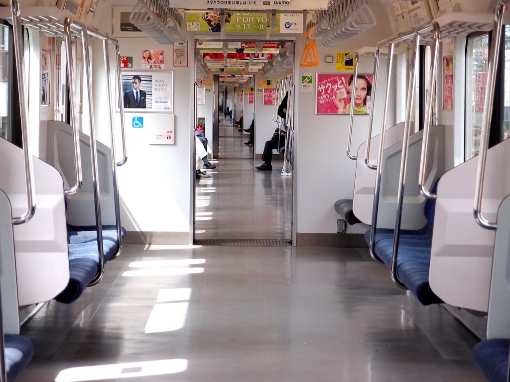 Empty train metro suburban railway line Japon Tokyo