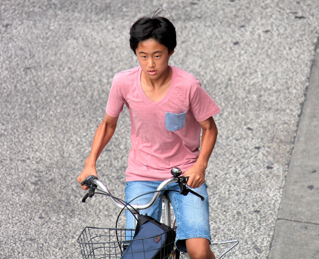 Jeune garcon vélo en ville Tokyo Japan Japon