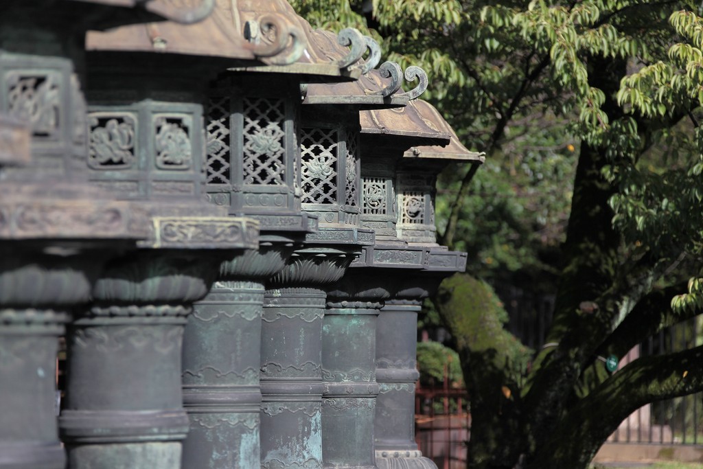 Lanterne en bronze sanctuaire shinto Toshugu Tokugawa Parc Ueno Tokyo Japon
