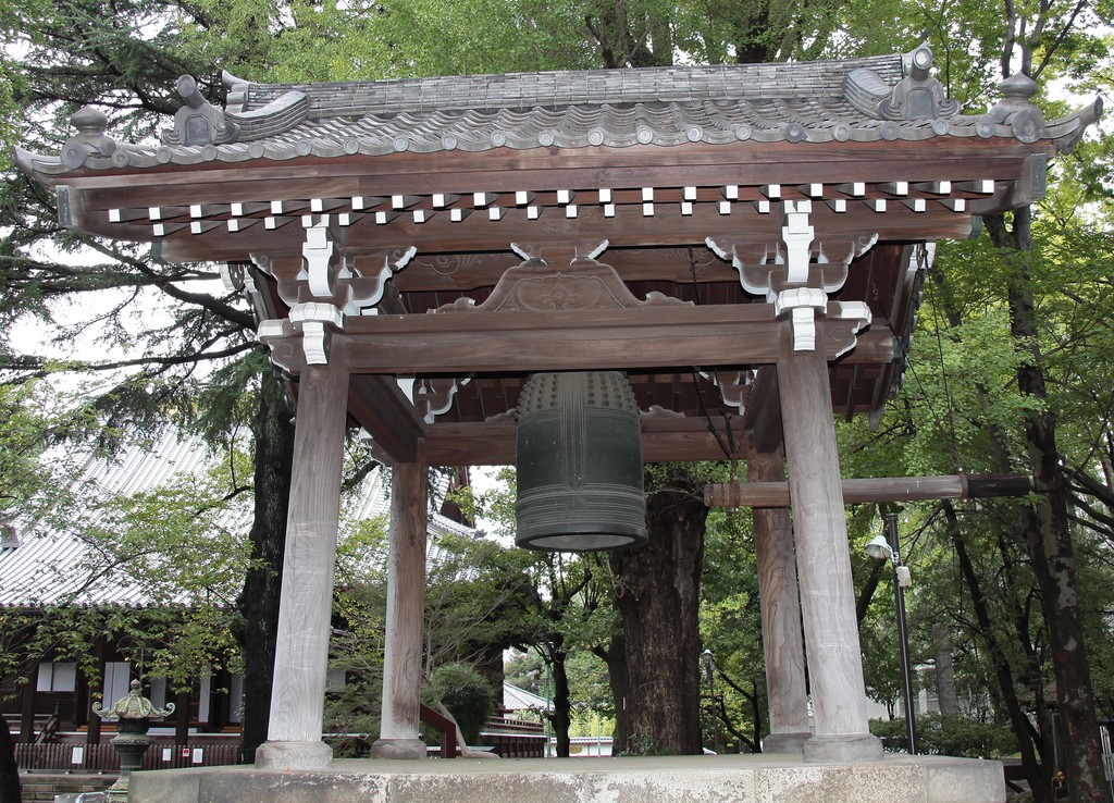 Copper bell Genyuin Mausoleum Shogun Tokugawa Ietsuna Kan'ei-ji temple Tokyo Japan 東叡山寛永寺円頓院