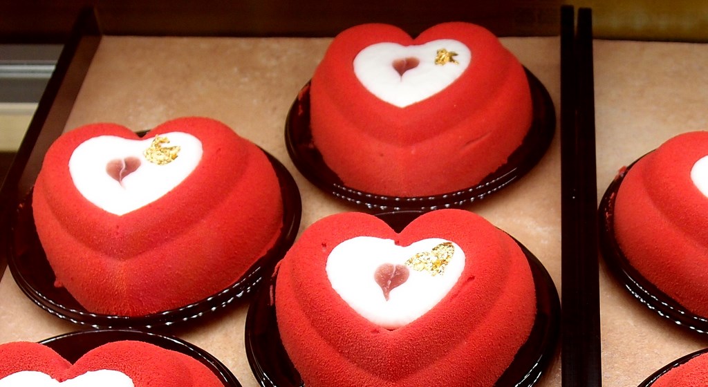 Patisserie en forme de coeur rouge Tokyo Japon feuille d'or Japan Wagashi 和菓子 okashi お菓子 