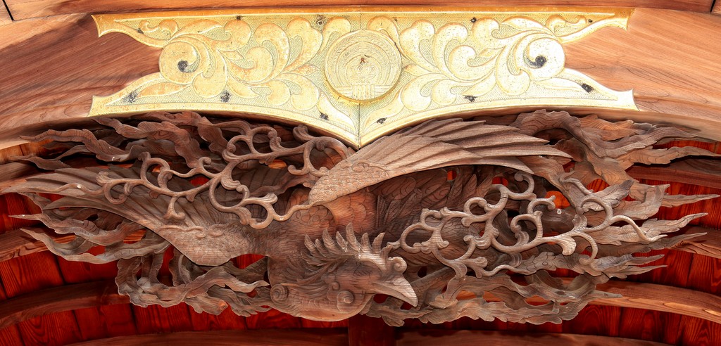 Sculpture bois phenix élément architecture temple shinto Tokyo Japon