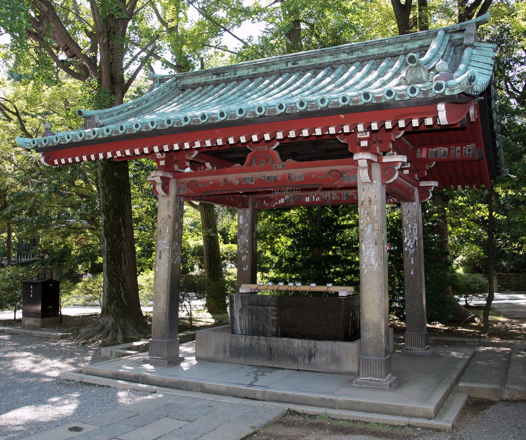 Chōzuya temizuya 手水舎 pavillon d'ablution rite purification cérémoniel temizu Shintoïsme Tokyo Japon