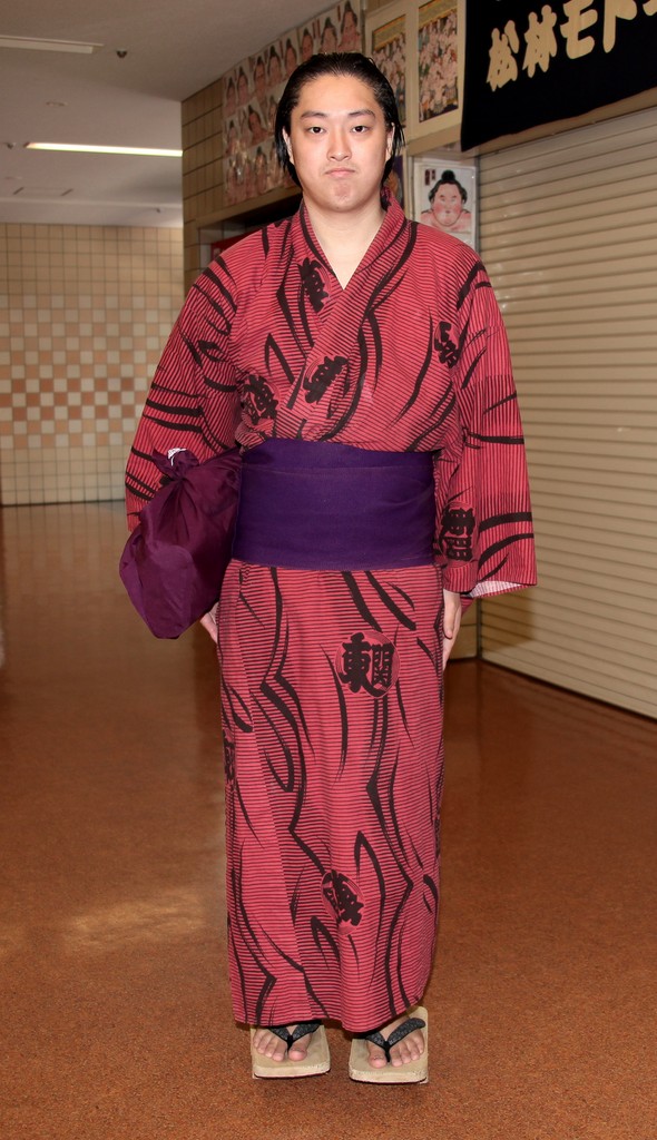 Sumo professionnel geta yukata mawashi sumotori Japon rikishi お相撲さん