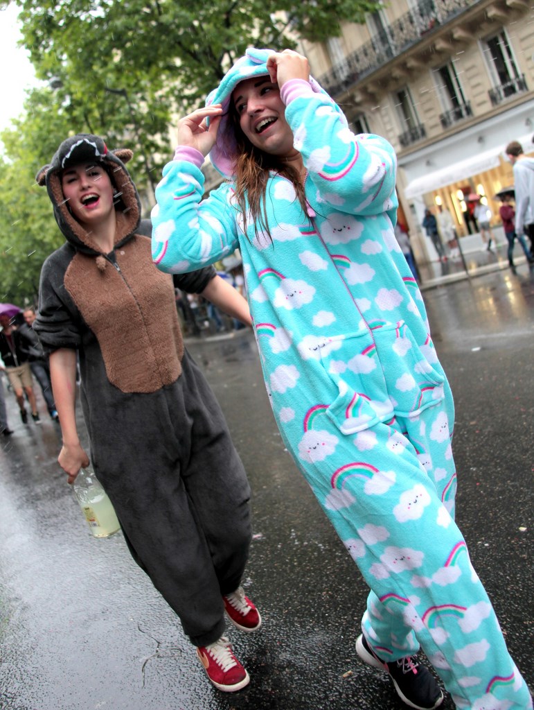 Jeunes femmes en pyjama Gay Pride Paris 2014 fiertés lesbiennes gaies bi trans homophobie homosexuel
