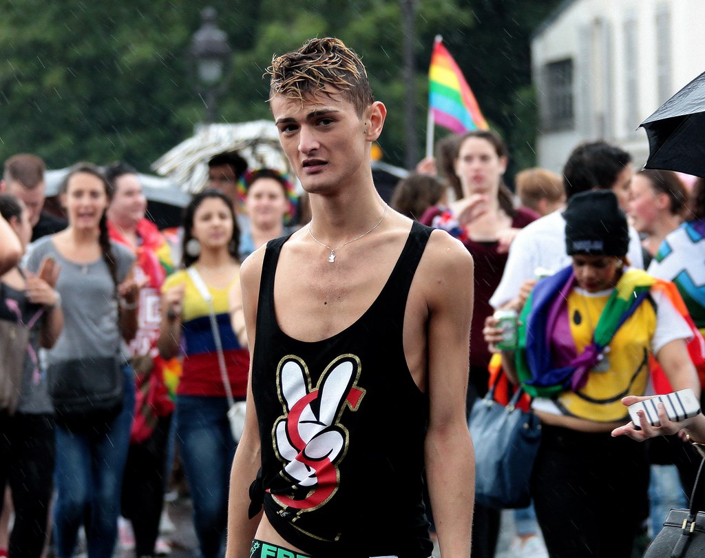 Jeune homme Gay Pride Paris 2014 fiertés lesbiennes gaies bi trans homophobie homosexuel