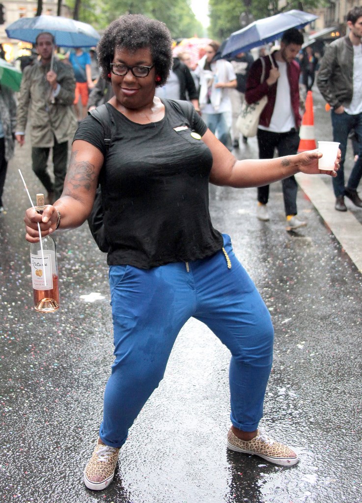 Homme noire jogging bleu teeshirt noire Gay Pride Paris 2014 fiertés lesbiennes gaies bi trans homophobie homosexuel