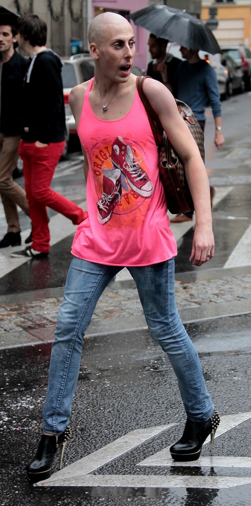 Homme en talon haut tee shirt rose Gay Pride Paris 2014 fiertés lesbiennes gaies bi trans homophobie homosexuel