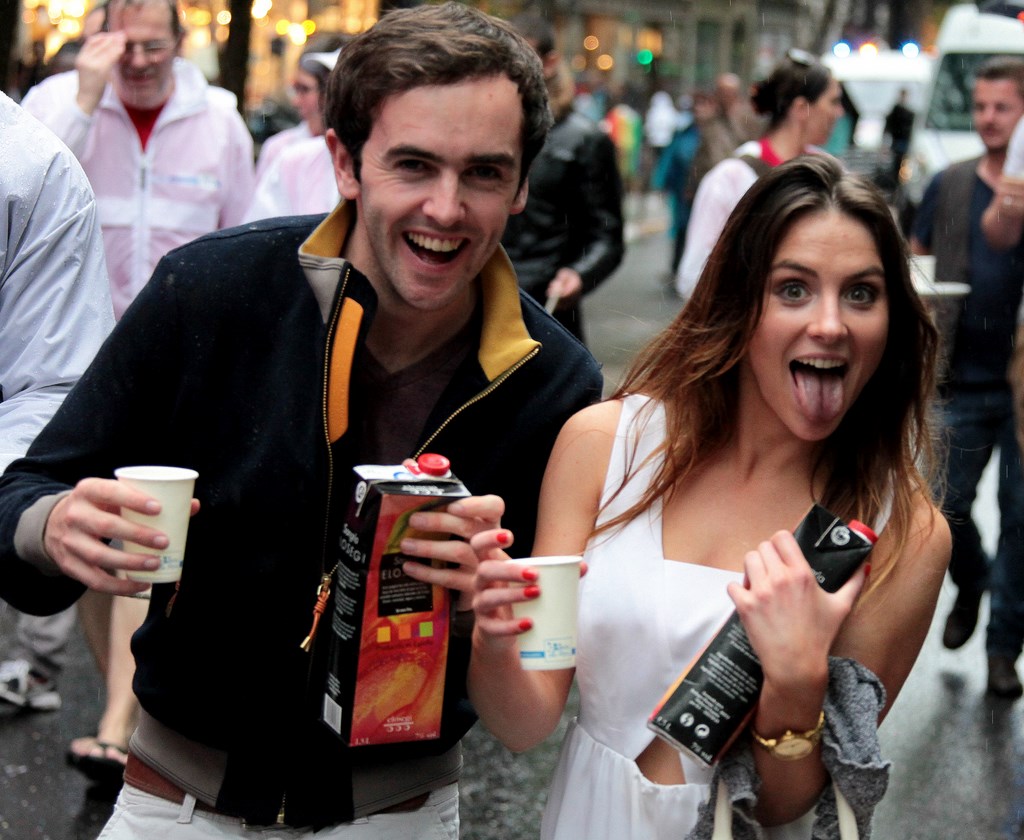 Jolie couple Gay Pride Paris 2014 fiertés lesbiennes gaies bi trans homophobie homosexuel