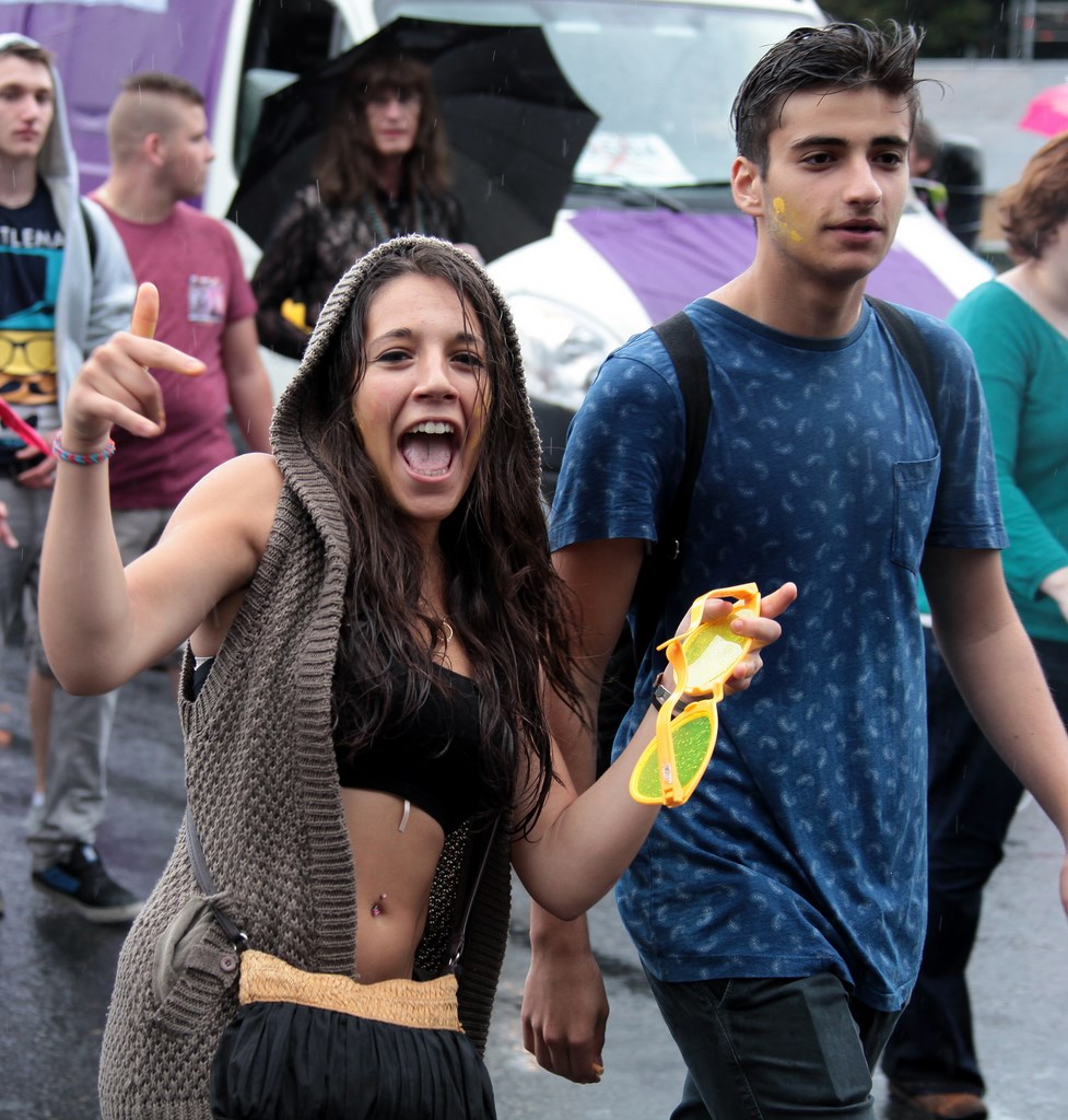 Couple lunettes jaunes Gay Pride Paris 2014 fiertés lesbiennes gaies bi trans homophobie homosexuel