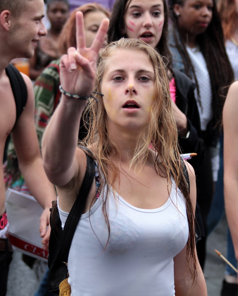 Belle femme blonde Gay Pride Paris 2014 fiertés lesbiennes gaies bi trans homophobie homosexuel