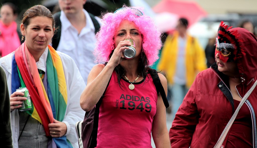 Femme tee shirt rouge adidas 1949 Gay Pride Paris 2014 fiertés lesbiennes gaies bi trans homophobie homosexuel