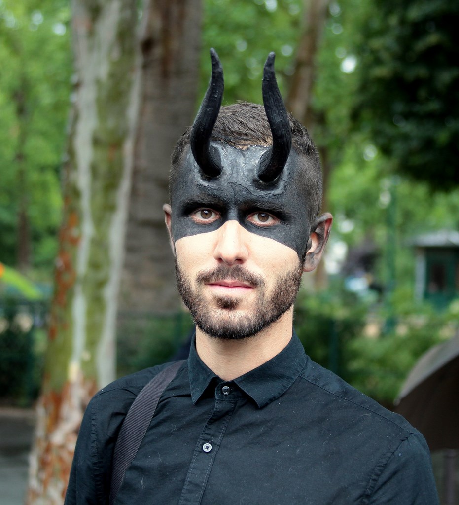 Homme avec des cornes noires Gay Pride Paris 2014 fiertés lesbiennes gaies bi trans homophobie homosexuel