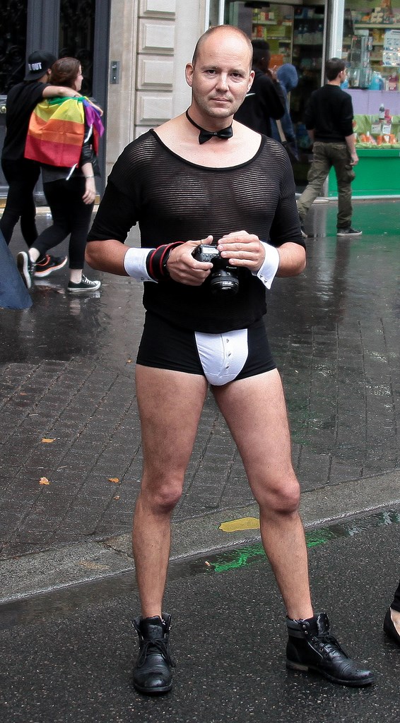Homme déguisé en soubrette Gay Pride Paris 2014 fiertés lesbiennes gaies bi trans homophobie homosexuel