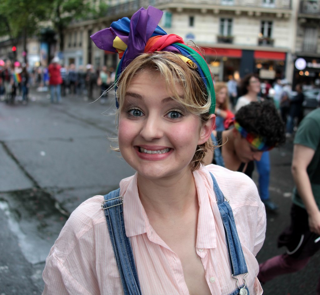 Jolie sourire Gay Pride Paris 2014 fiertés lesbiennes gaies bi trans homophobie homosexuel