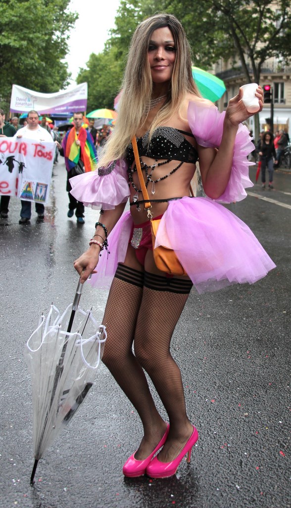 Sexy transexuel en porte jarretel et tutu rose Gay Pride Paris 2014 fiertés lesbiennes gaies bi homophobie homosexuel