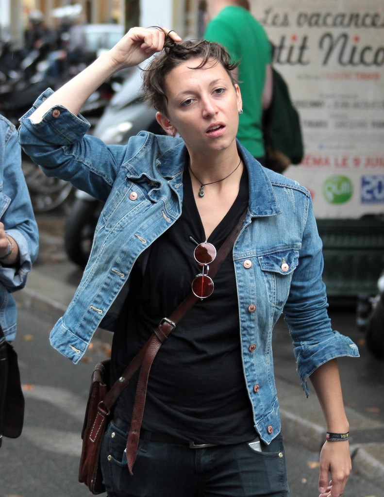 jeune et jolie femme Gay Pride Paris 2014 fiertés lesbiennes gaies bi trans homophobie homosexuel