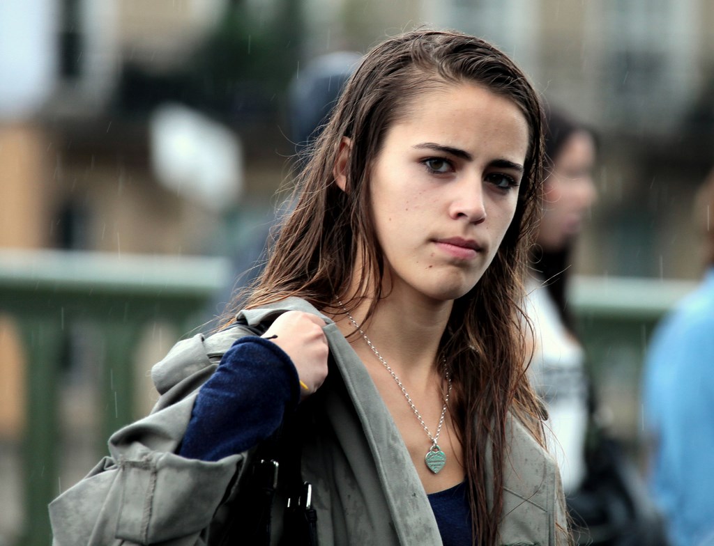 Belle jeune femme sous la pluie Gay Pride Paris 2014