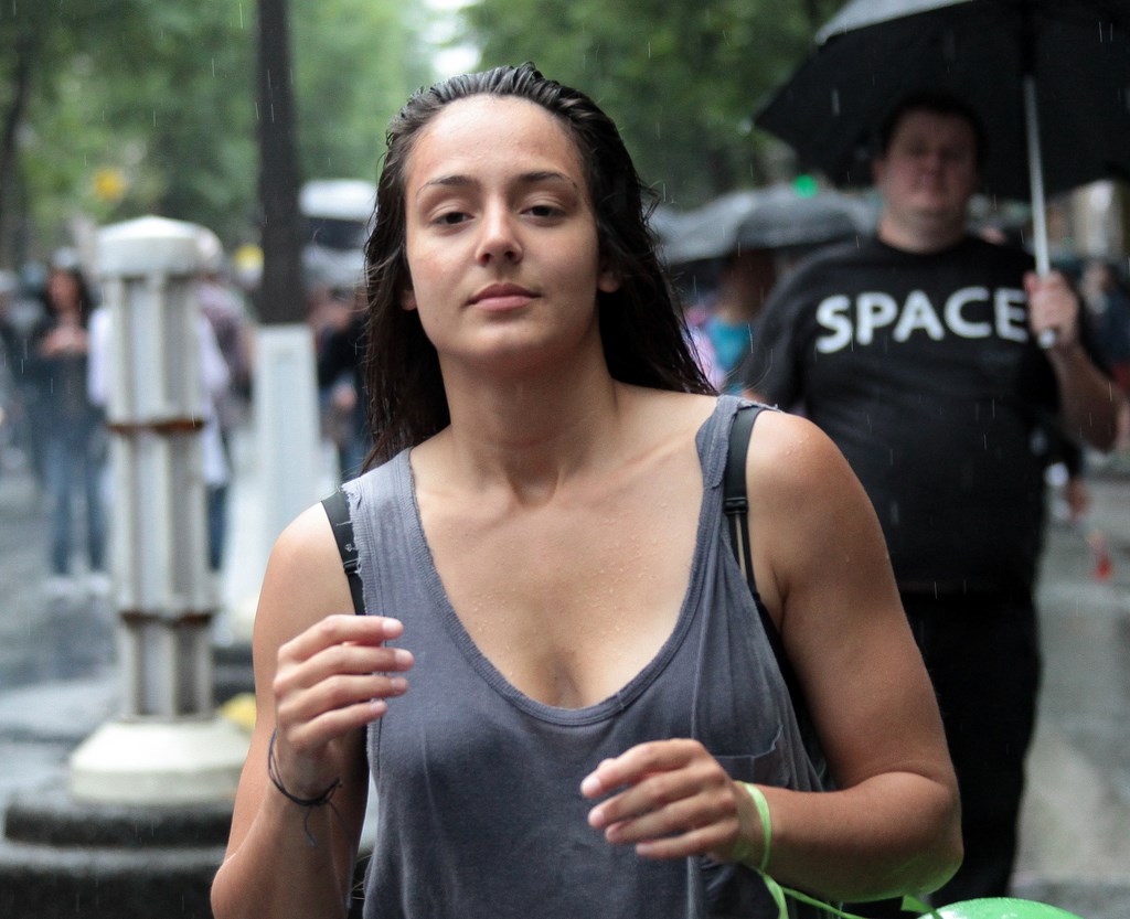 lesbienne sous la pluie Gay Pride Paris 2014 fiertés lesbiennes gaies bi trans homophobie homosexuel
