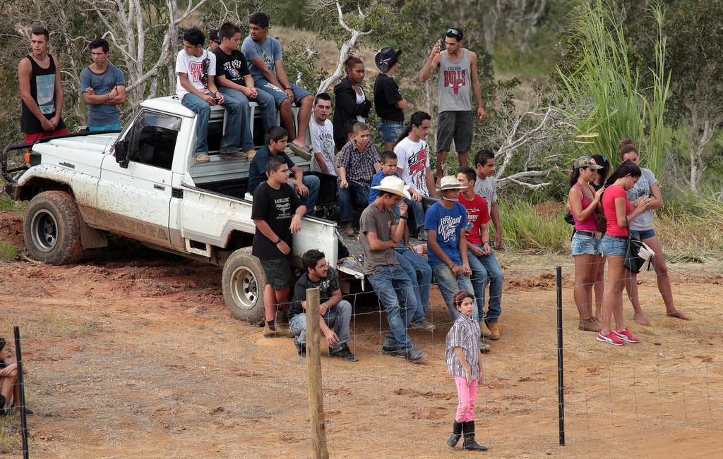 Spectateurs Rodéo picup à benne Fête de Boulouparis 2015 Nouvelle-Calédonie