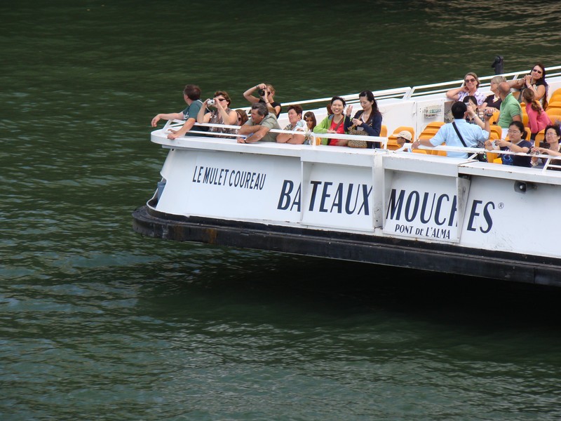 Bateau mouche sur la seine Paris France
