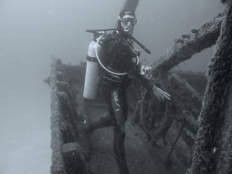 Professionnal commercial Diver Oman Musandam Dhow wooden wreck gold treasure inside Underwater photography