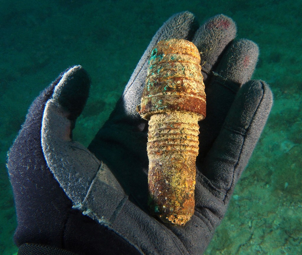 Nouvelle-Calédonie munitions immergées fusée obus 75mm photographie sous-marine