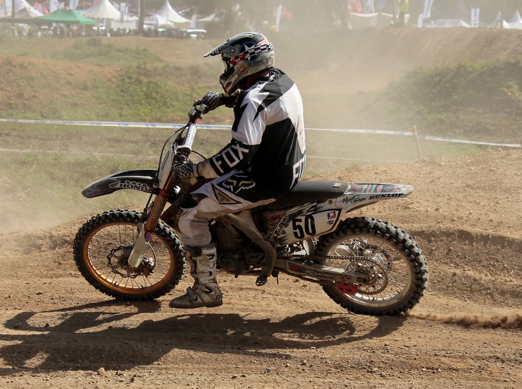 Protection pour le motocross casque, des gants, des lunettes, des bottes renforcées, des genouillères, des coudières, un pare-pierres protégeant le torse