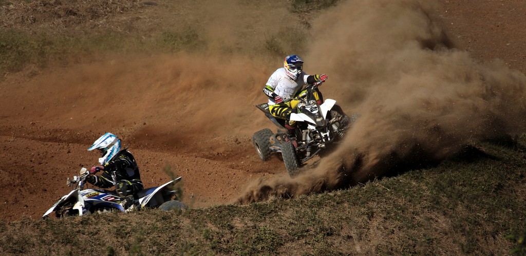 Quad cross dans la poussière Moto Club Païta Nouvelle-Calédonie