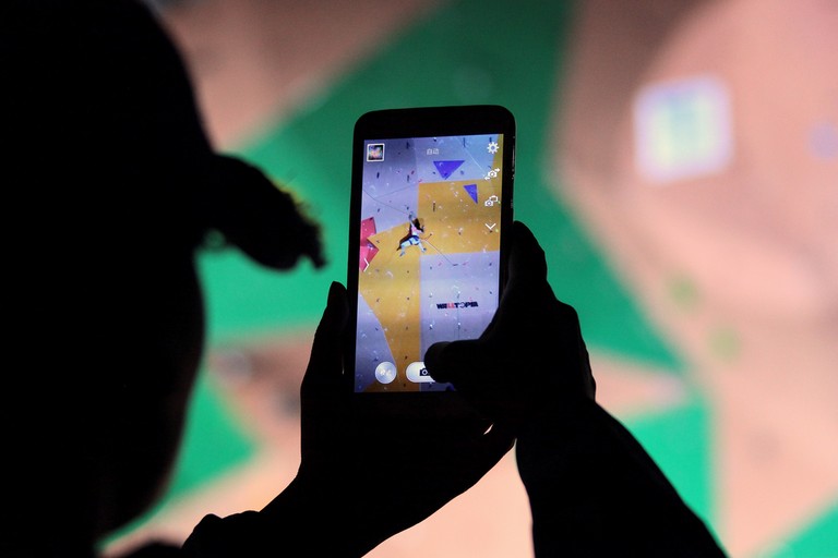 Spectatrice Chinoise filmant la compétition d'escalade à Mangenta Nouméa Nouvelle-Calédonie