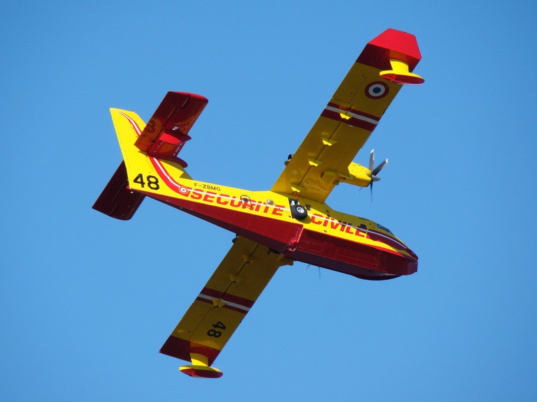 Incendie Saint-Mandrier France canadair dans le ciel