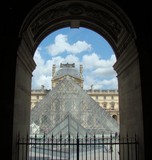 Paris pyramide Louvre musée architecture France
