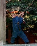 Moine templel fait sonne cloche afin d'effacer les 108 tourments de l'homme bouddhisme shinto Tokyo Japon