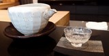 Sake saké 米酒 service traditionnel à Saké restaurant Tokyo Japon