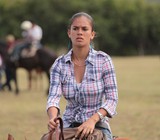 jolie cavalière sur son cheval chemise à carreaux foire agricole de koumac