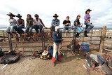 rodéo man se préparant à monter sur un animal foire de koumac image rodeo fan club nouvelle calédonie